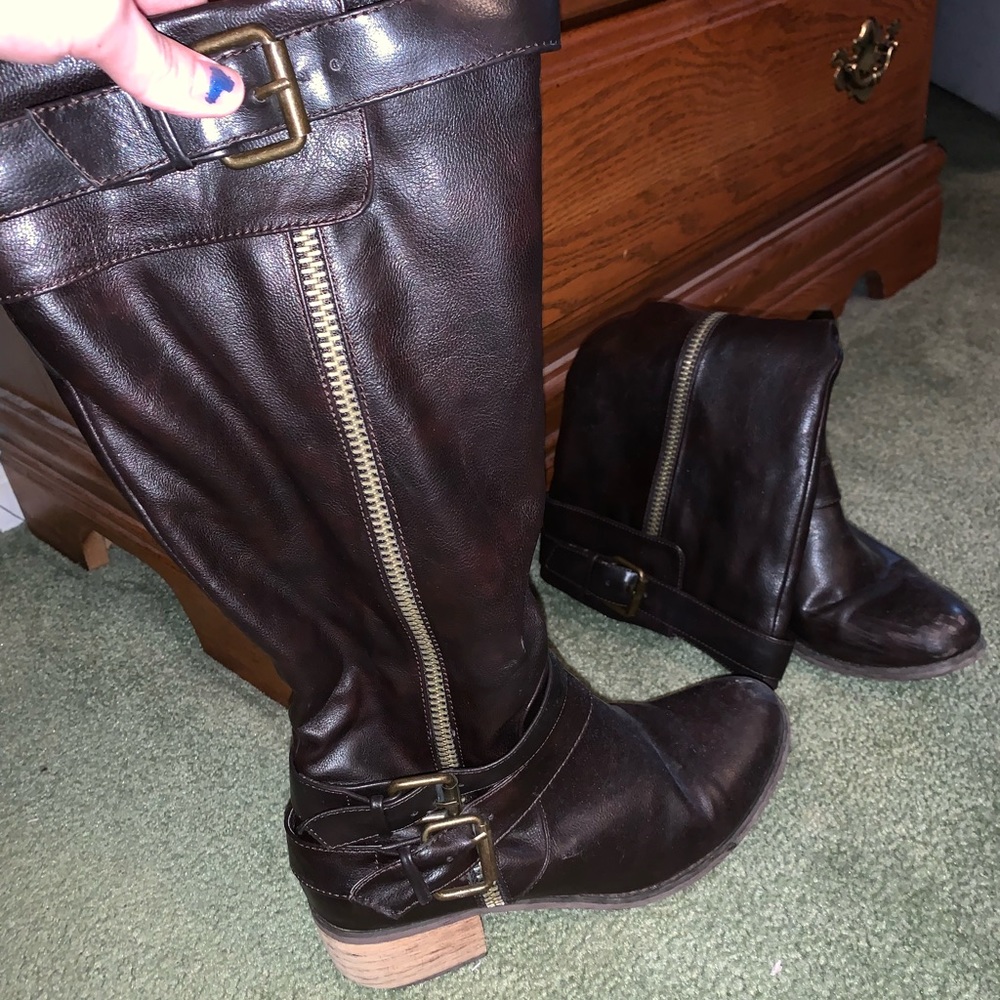Heeled brown boots